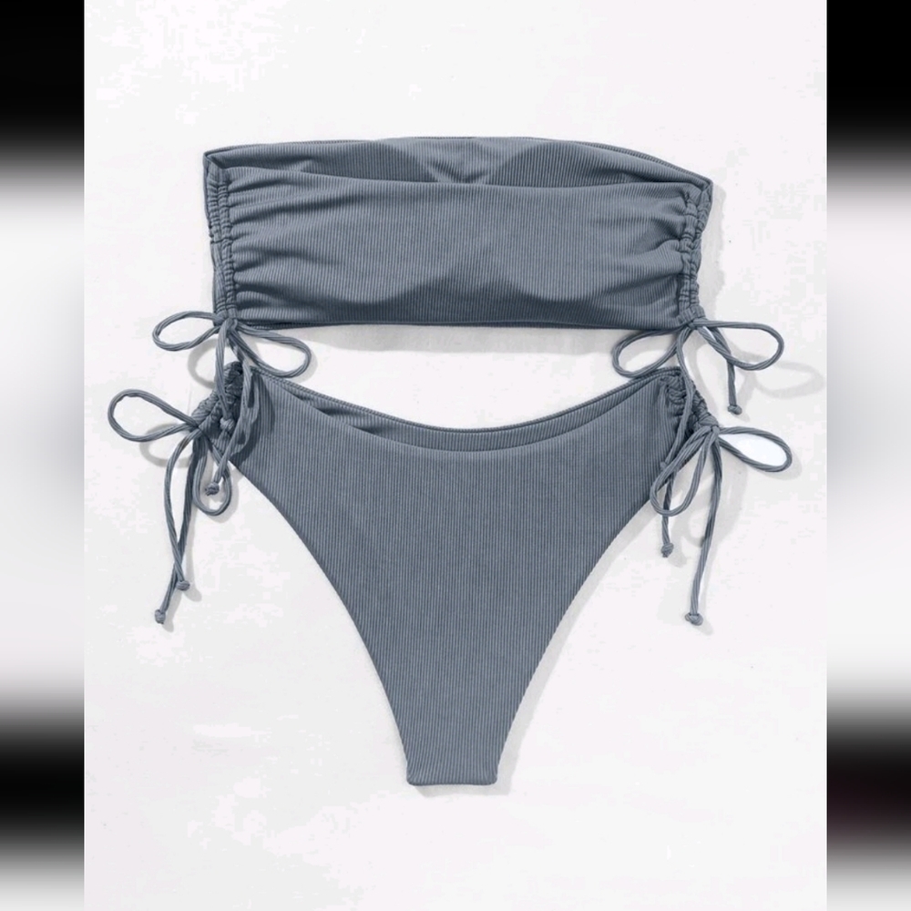 Bikini - Picture 3 of 7